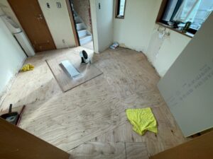 床合板の固定作業